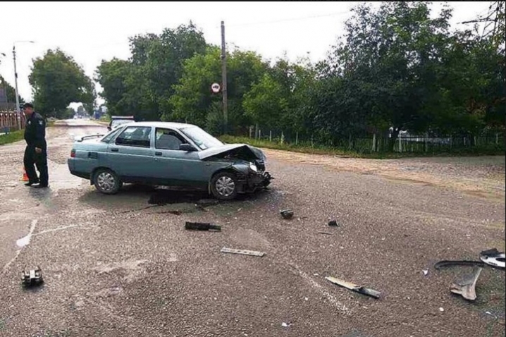 У Новоселиці після ДТП автівка опинилася на узбіччі
