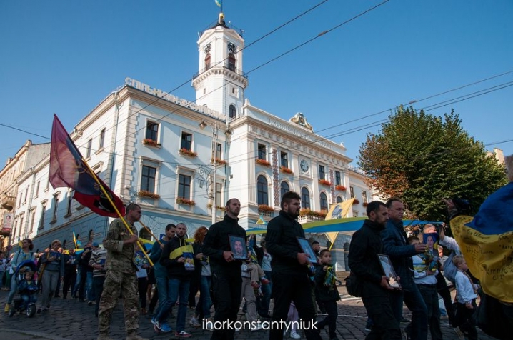 На Центральній площі урочисто підняли прапор України