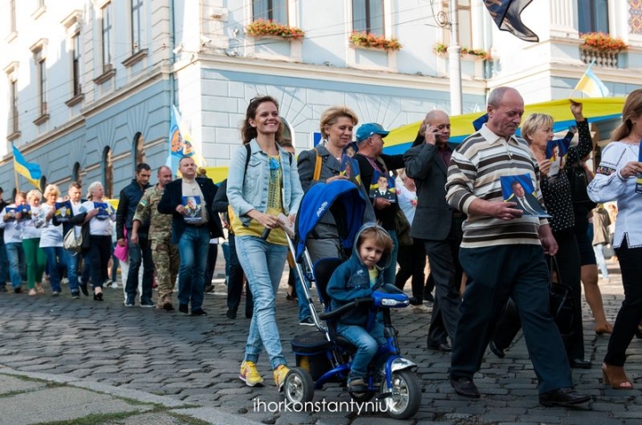 На Центральній площі урочисто підняли прапор України