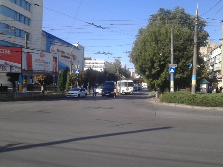 На розі вулиць Комарова та Головної сталася аварія
