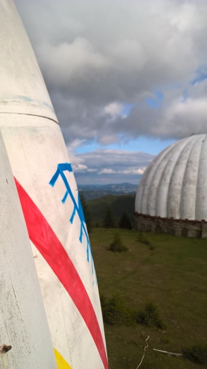 З'явилися фото із гори Томнатик, де розфарбовують найбільшу у Європі писанку
