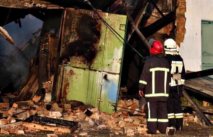 На Сторожинеччині горіла автомайстерня