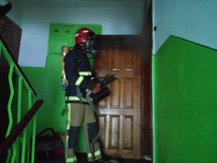 У Хотині горіла багатоповерхівка - рятувальники евакуювали 23 людей