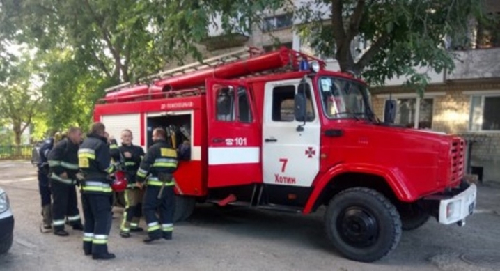 У Хотині горіла багатоповерхівка - рятувальники евакуювали 23 людей