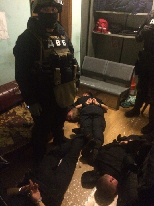 У Києві затримали 5 патрульних поліцейських, які грабували людей на вокзалі