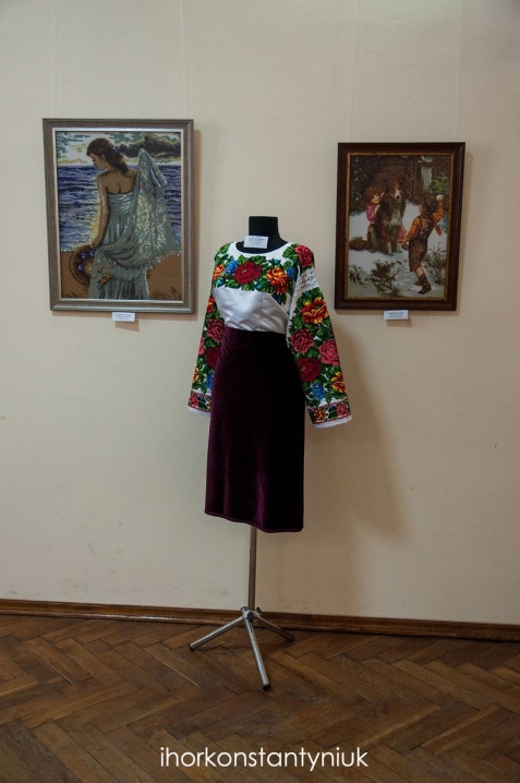 У Художньому музеї відкрилася експозиція вишивки Тетяни Тулівської «Осінь пізня»