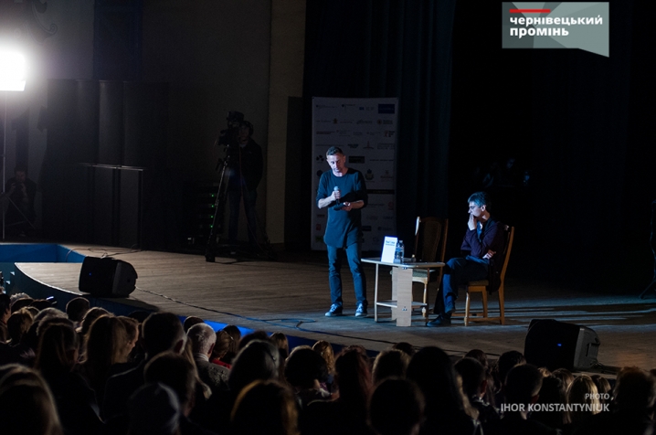 Жадан презентував у Чернівцях свій новий роман - про війну очима вчителя з Донбасу