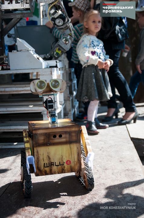 На Театральній площі відбувається виставка роботів