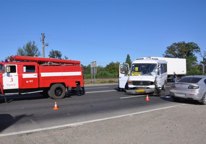На в’їзді до Чернівців зіткнулися вантажний та маршрутний мікроавтобуси