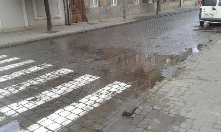 На перехресті вулиць Вірменської та Української - сильний витік води