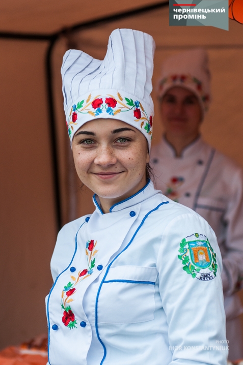 Чернівецькі студенти-кулінари влаштували на Центральній площі «Свято гарбуза»