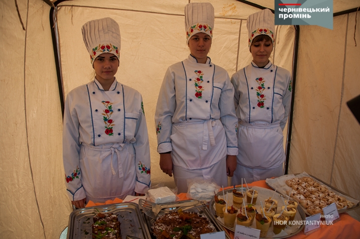 Чернівецькі студенти-кулінари влаштували на Центральній площі «Свято гарбуза»