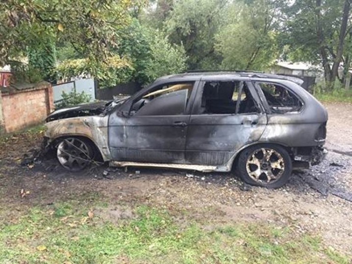 Чернівчанка шукає свідків підпалу свого автомобіля