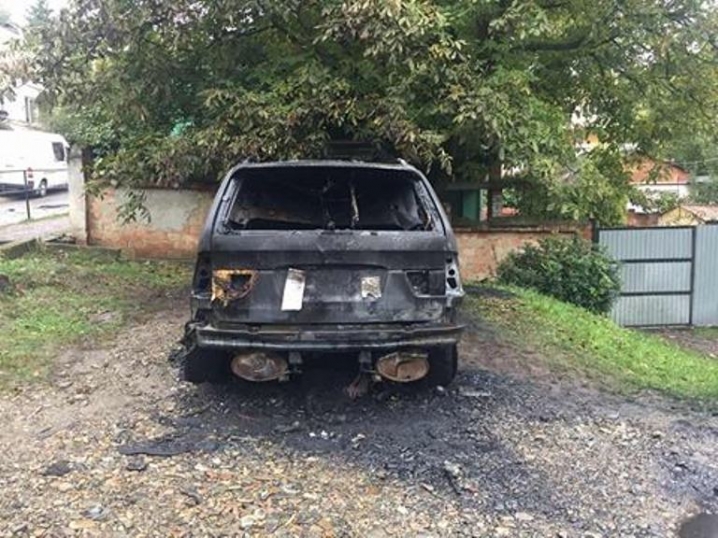 Чернівчанка шукає свідків підпалу свого автомобіля