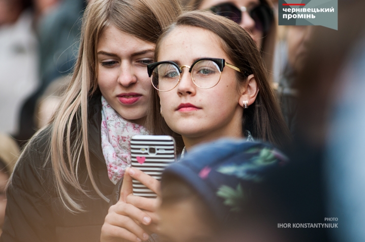 На вулиці Кобилянської влаштували показ модного одягу