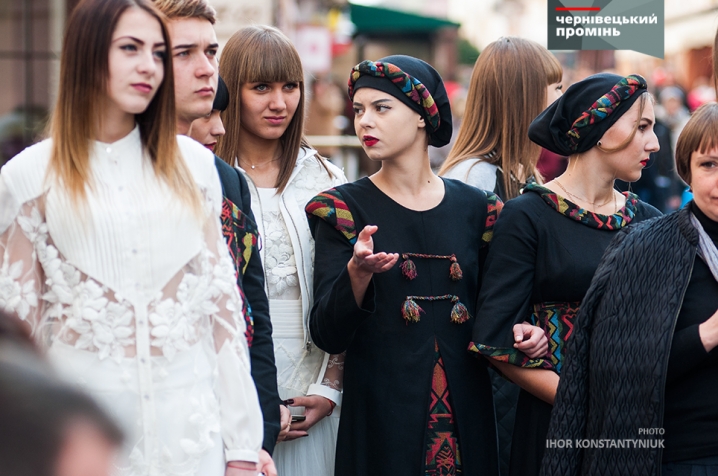 На вулиці Кобилянської влаштували показ модного одягу