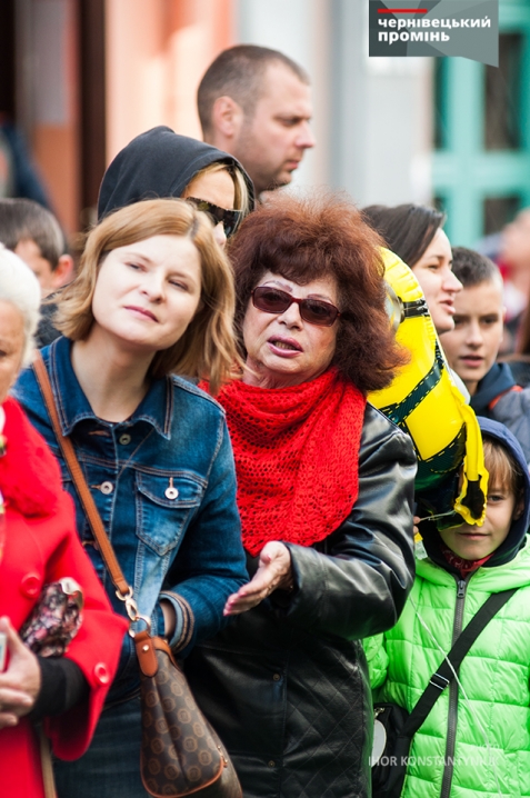 На вулиці Кобилянської влаштували показ модного одягу