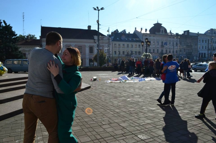 На Центральній площі влаштували флешмоб проти насильства серед дітей