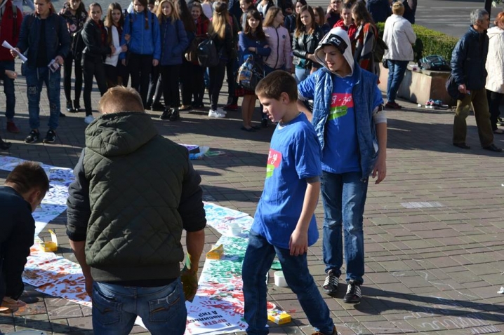 На Центральній площі влаштували флешмоб проти насильства серед дітей