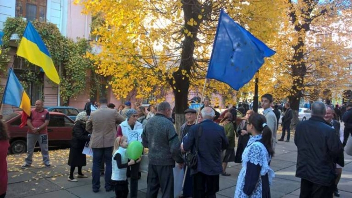 Під ОДА зібралися на мітинг представники румунської громади
