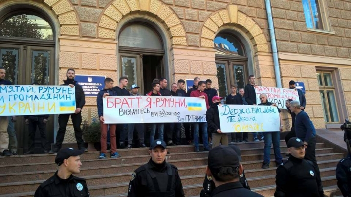 Під ОДА зібралися на мітинг представники румунської громади