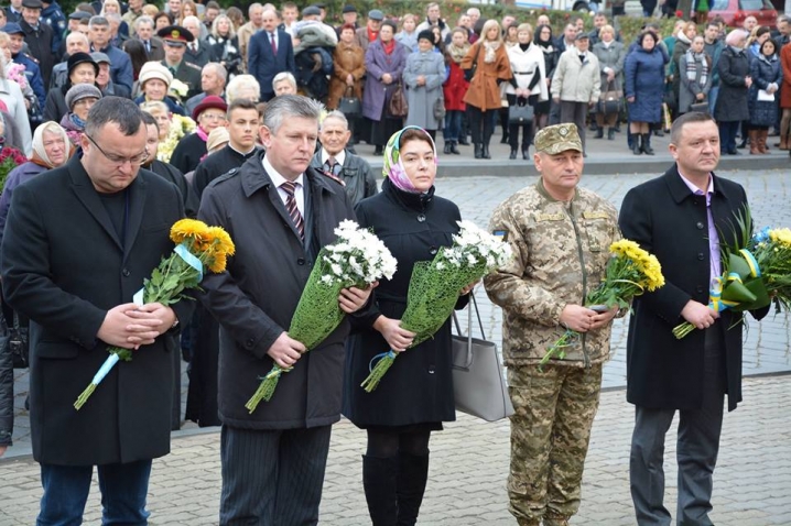 У Чернівцях поклали квіти до пам'ятника Воїну-визволителю