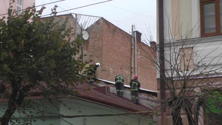 У центрі Чернівців буревій пошкодив дахи будинків