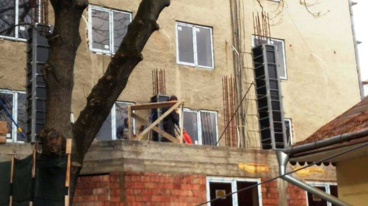 Незаконне будівництво на 28 Червня триває, чиновники мерії вперто не бачать порушень