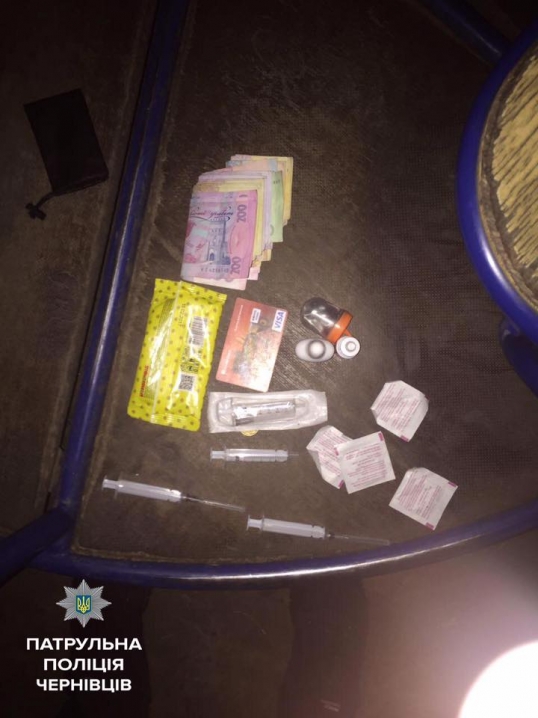 У Чернівцях на дитячому майданчику поліціянти спіймали чоловіка із наркотиками
