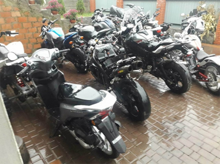 Чернівчанин зберігав у гаражі 25 дорогих мотоциклів, які розшукували у Європі