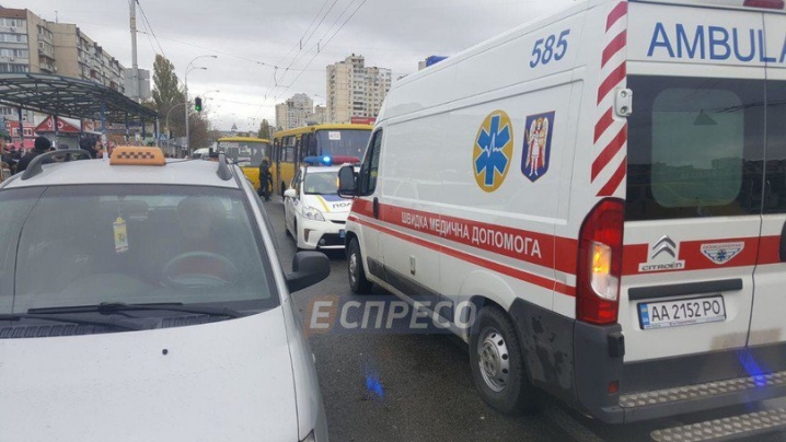 У Києві біля зупинки маршрутка збила на смерть двох людей