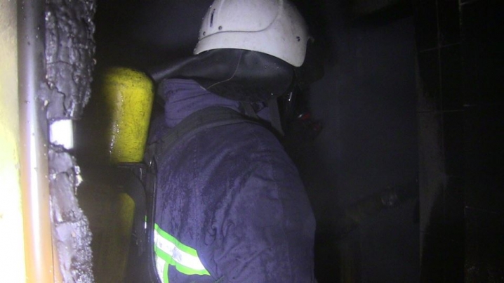У Чернівцях під час пожежі врятували чоловіка та двох дітей
