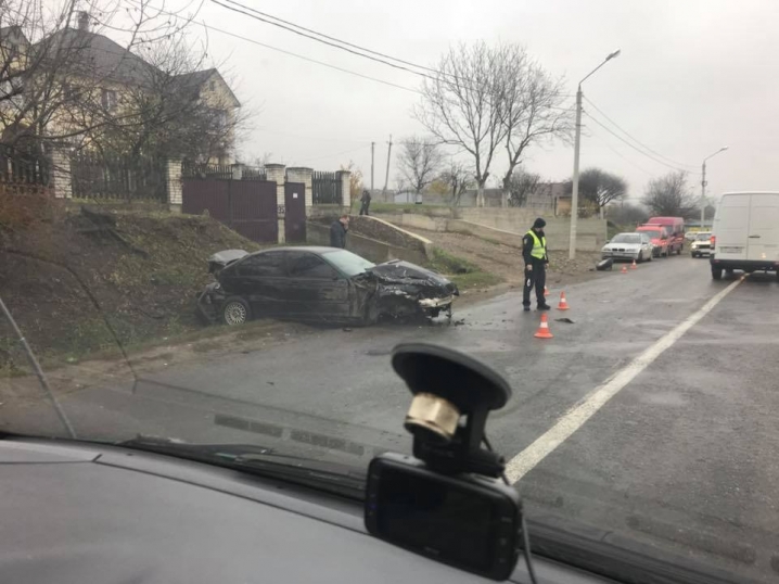 На виїзді з Чернівців легковик лоб до лоба зіштовхнувся з вантажівкою