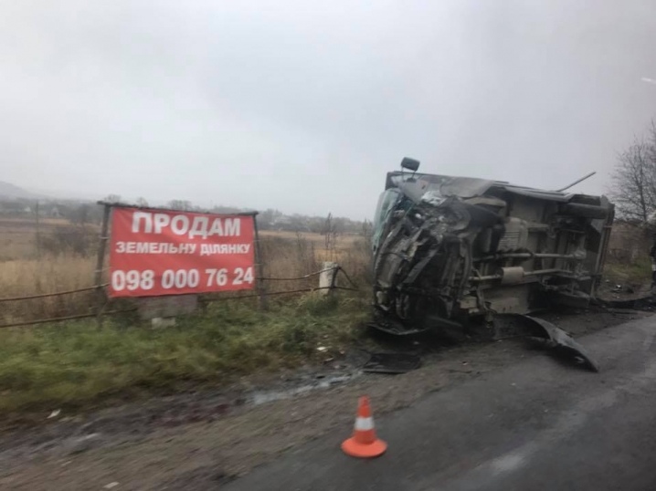 На виїзді з Чернівців легковик лоб до лоба зіштовхнувся з вантажівкою