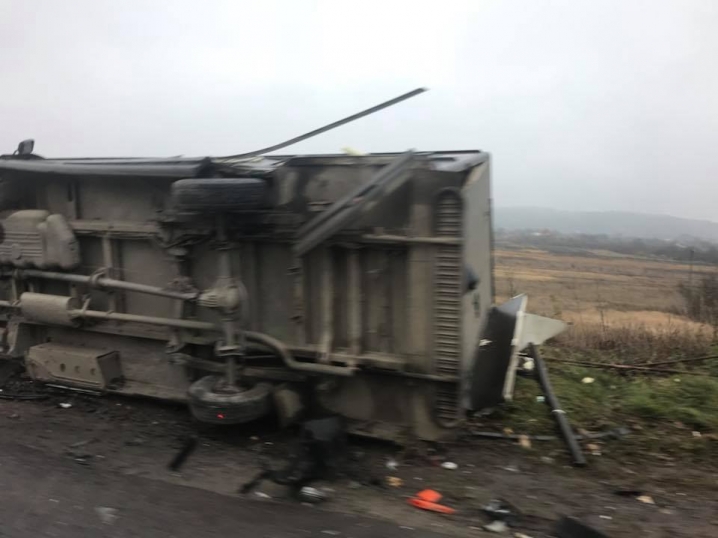 На виїзді з Чернівців легковик лоб до лоба зіштовхнувся з вантажівкою