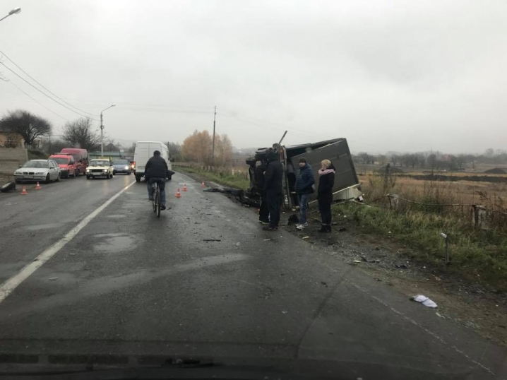 На виїзді з Чернівців легковик лоб до лоба зіштовхнувся з вантажівкою