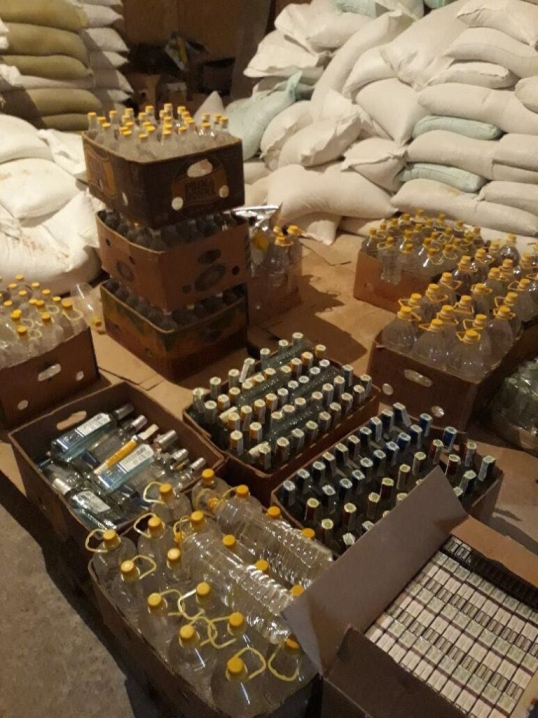 На Буковині правоохоронці виявили склади з контрафактним спиртом та цигарками