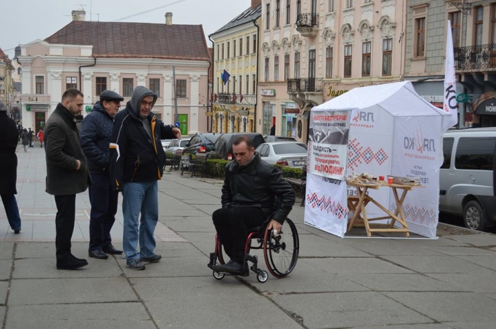 Чернівчани спробували проїхатись центром міста у інвалідному візку