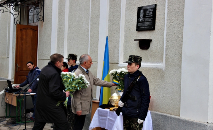 У Сторожинецькій гімназії відкрили меморіальну дошку герою АТО Олександру Гаденку