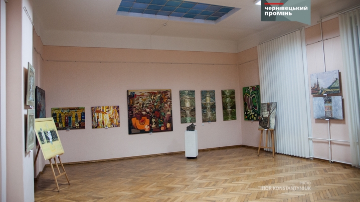 У Чернівцях відкрили ювілейну виставку до 30-річчя Українського фонду культури