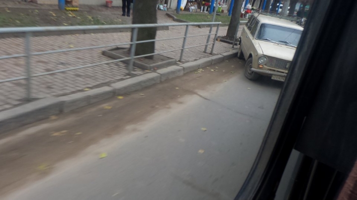 На Героїв Майдану - затор через поламаний автомобіль