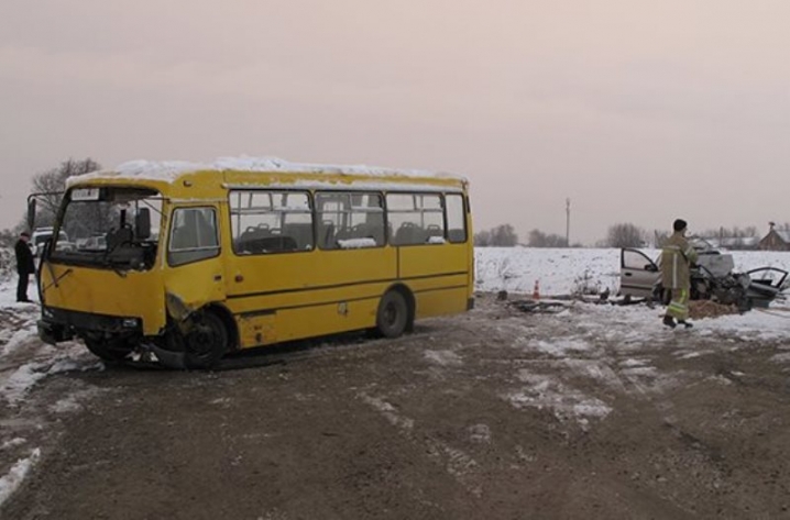 В Остриці таксі зіткнулося із автобусом - загинув водій автівки