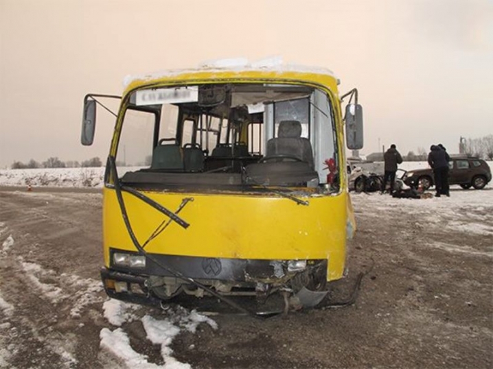 В Остриці таксі зіткнулося із автобусом - загинув водій автівки
