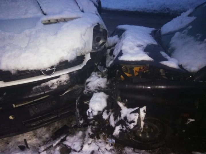 На Кіцманщині через нерозчищені дороги зіткнулись дві автівки