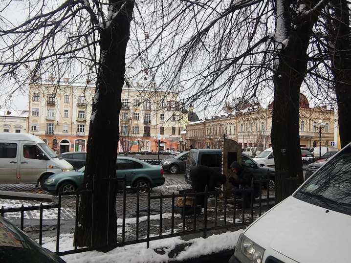 У Чернівцях розпочали ремонтувати музичний пам'ятник Лісту У Чернівцях розпочали ремонтувати музичний пам'ятник Лісту