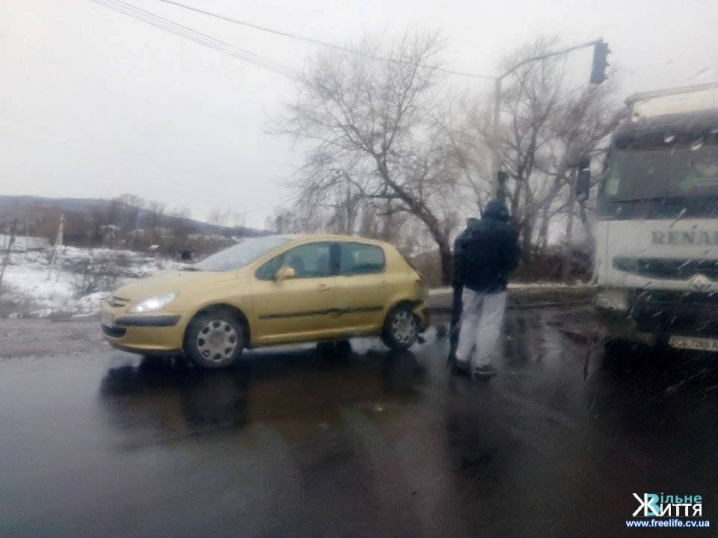 У Мамаївцях фура зіштовхнулася з легковиком