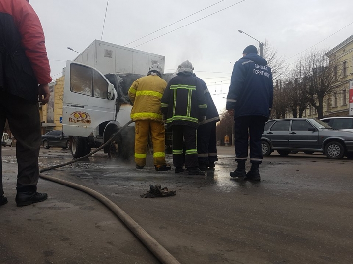 У Чернівцях рятувальники гасили вантажівку, яка загорілася на ходу
