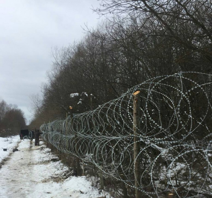 На буковинському кордоні риють рови та тягнуть колючий дріт