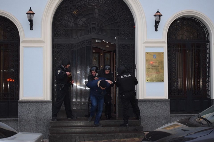 У Чернівцях поліцейські охорони «звільняли» банк від озброєних нападників