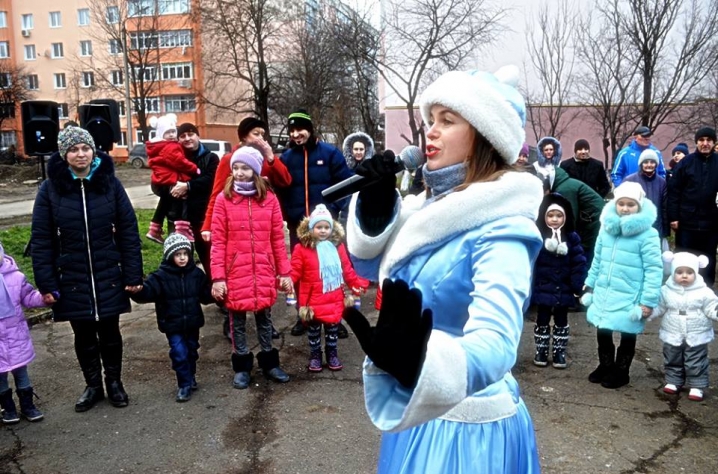 У районах Чернівців урочисто відкрили новорічні ялинки
